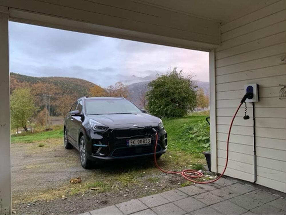 Bilen med laderen til en meget forn&oslash;yd kunde som har kj&oslash;pt lader hos Bod&oslash; Energi.