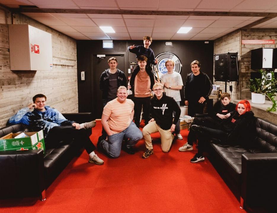 Ungdom samlet i studio til Sv&oslash;mmehallen