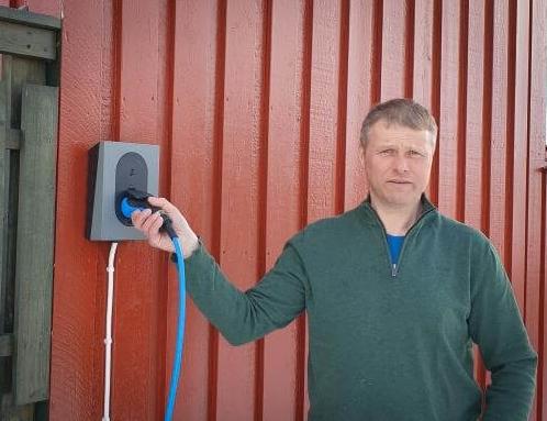 Elbillader og person