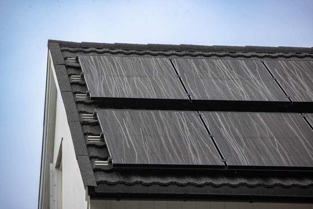 Solceller p&aring; tak i regn