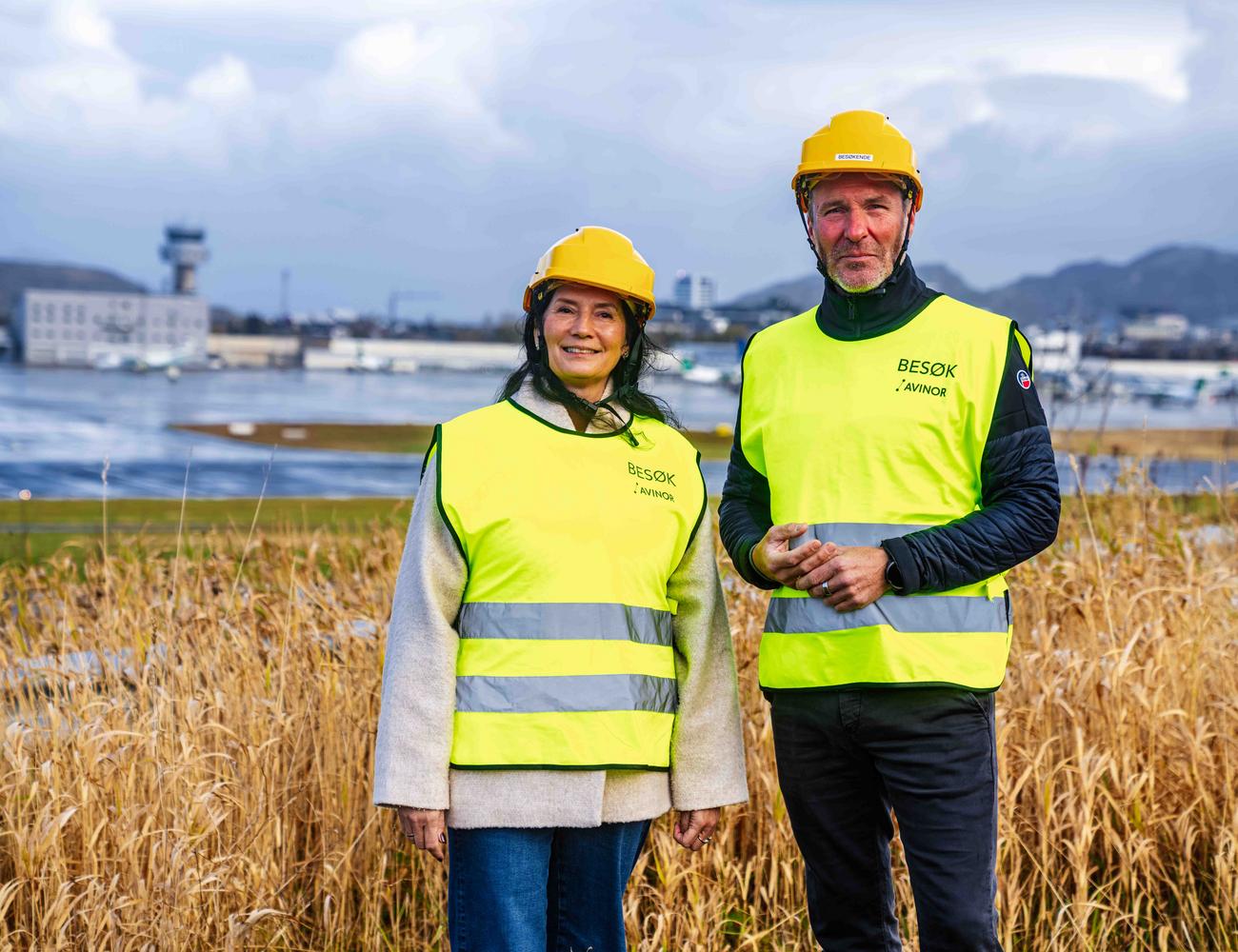 Thor Thoeneie og Monica Fjellstad foran flyterminalen i Bod&oslash;
