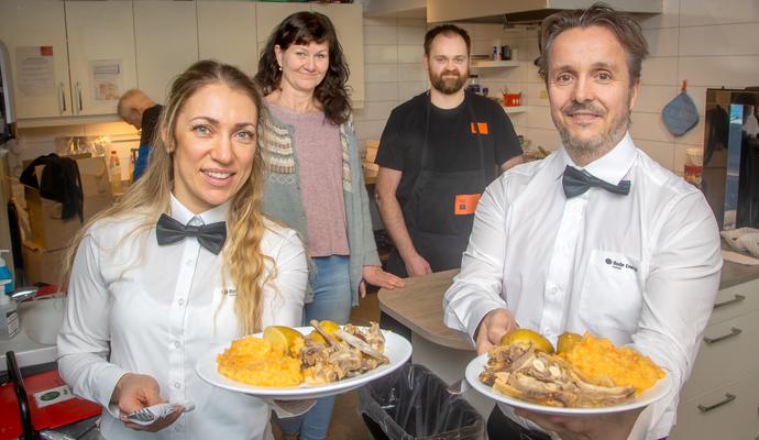 Svetlana Hansen og Ole Angellsen fra Bod&oslash; Energi Kraftsalg serverer gratis middag til sultne brukere av Kirkens Bymisjon i Bod&oslash;