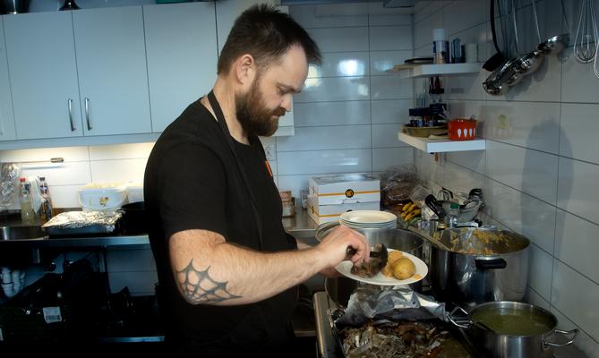 Kaf&eacute;en M&oslash;testedet er et viktig holdepunkt i hverdagen for mange i Bod&oslash;. Kokk og kaf&eacute;leder Arne Bergdal legger stor vekt &aring; lage sunn, velsmakende og n&aelig;ringsrik mat.