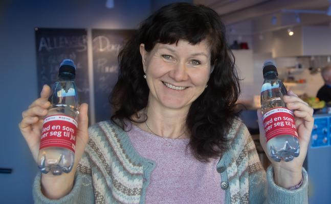 LIVETS VANN: &ndash; Vi setter enormt stor pris p&aring; alle som hjelper oss. At Bod&oslash; Energi Kraftsalg ogs&aring; solgte vann til inntekt for oss gj&oslash;r det mulig &aring; kunne gi kundene v&aring;re en gratis middag, noe som lyser opp i vinterm&oslash;rket, sier salgs og markedsansvarlig Sissel Qvam hos Kirkens Bymisjon i Bod&oslash;.