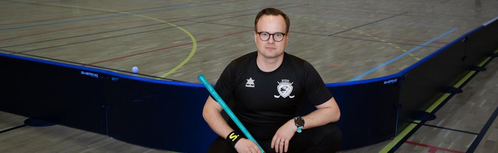 Bj&oslash;rn Huge sitter p&aring; kne foran vantet