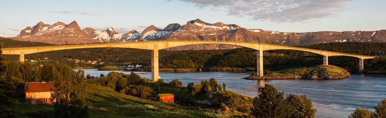 Midnattsola lyser opp Saltstr&oslash;mbrua en sen sommerkveld