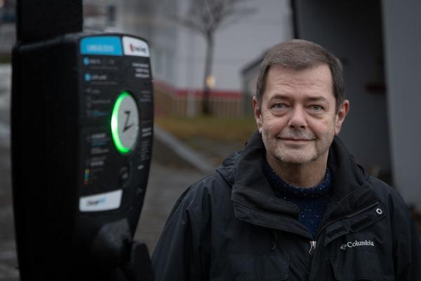 Elbillader og mann