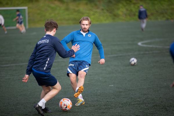 Ungdommer spiller fotball