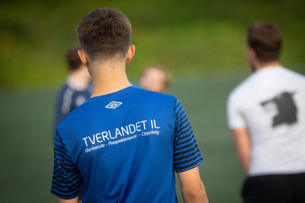 Gutt spiller fotball