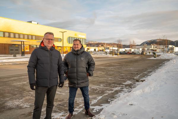 Senterleder Uwe Johansen og daglig leder &Oslash;ystein Gudbrandsen Wik p&aring; parkeringsplassen ved City Nord