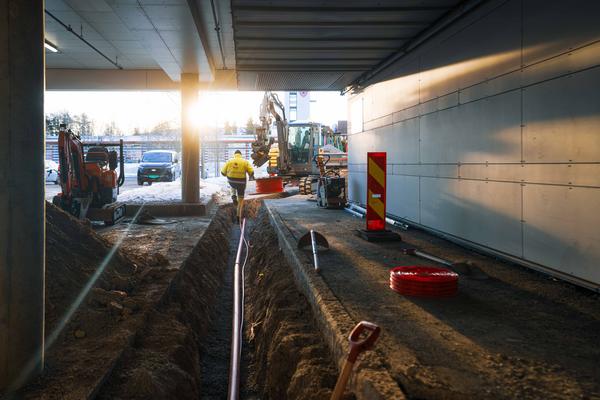 Montorer fra Frost Kraftentreprenor i arbeid med grunnarbeidet til ladeanlegget ved City Nord