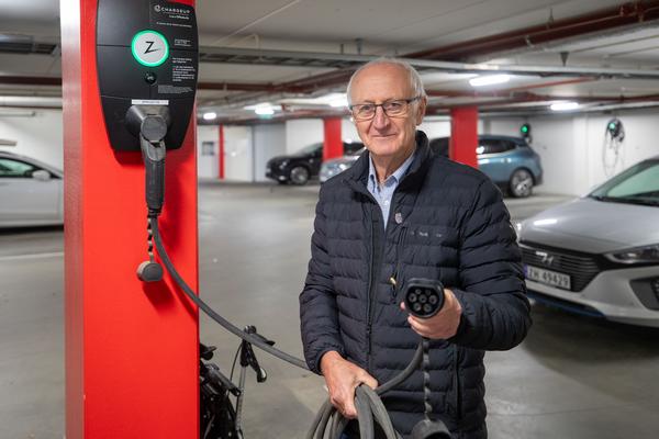 Martin-Arne Nyheim lader elbilen sin
